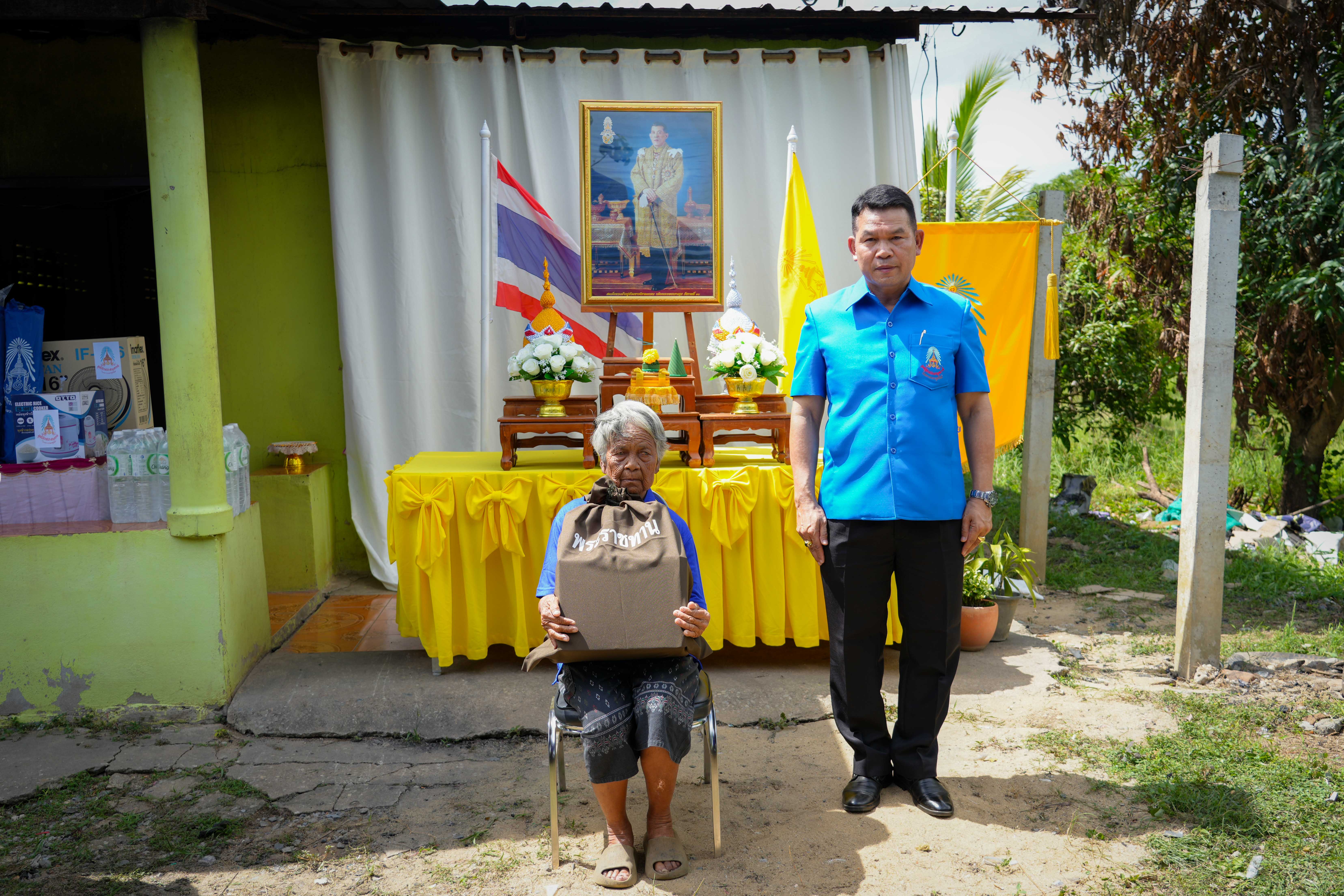การมอบสิ่งของในการดำรงชีพเบื้องต้น มูลนิธิราชประชานุเคราะห์ ในพระบรมราชูปถัมภ์แก่ผู้ประสบอัคคีภัยในพื้นที่ตำบลคลองยาง อำเภอสวรรคโลก จังหวัดสุโขทัย