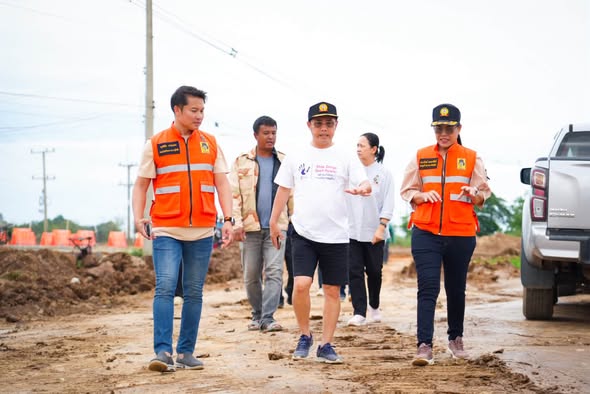 ผู้ว่าฯ สุโขทัย นำส่วนราชการลงพื้นที่ 3 อำเภอ ติดตามสถานการณ์น้ำ พร้อมตรวจเยี่ยมการติดตั้งเครื่องสูบน้ำเคลื่อนที่ระบบไฮดรอลิค เร่งระบายน้ำบรรเทาความเดือดร้อนประชาชน